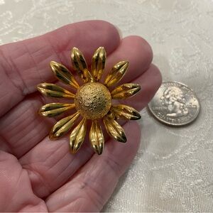 Vintage Brushed Gold-Tone Daisy Flower Brooch Pin Jewelry Accessory